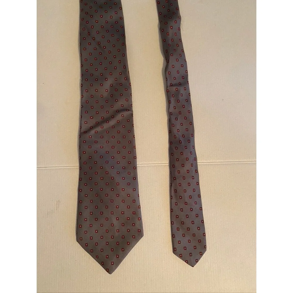 Guy Laroche Paris Mens Silk Necktie Grey Red Geometric Medallion Pattern Tie
